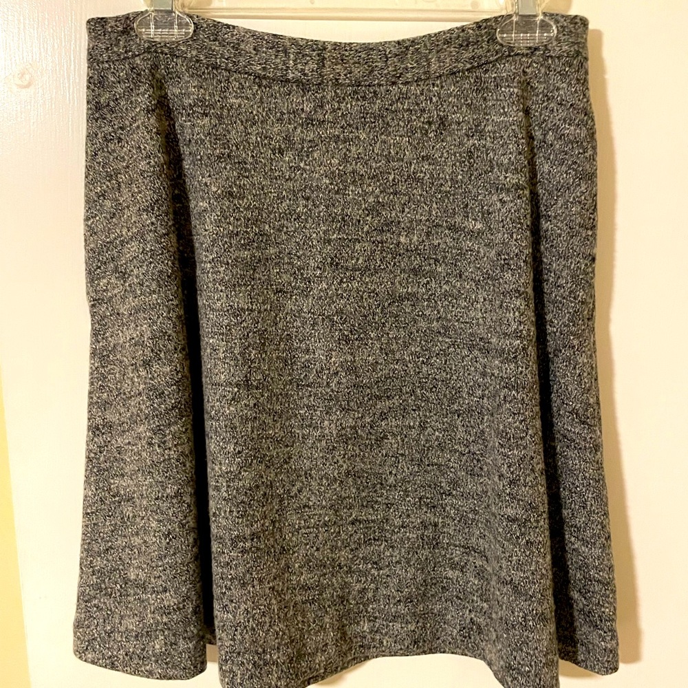 Gray (heather) Banana Republic skirt, sz 4 runs large. Swing shape and pockets!